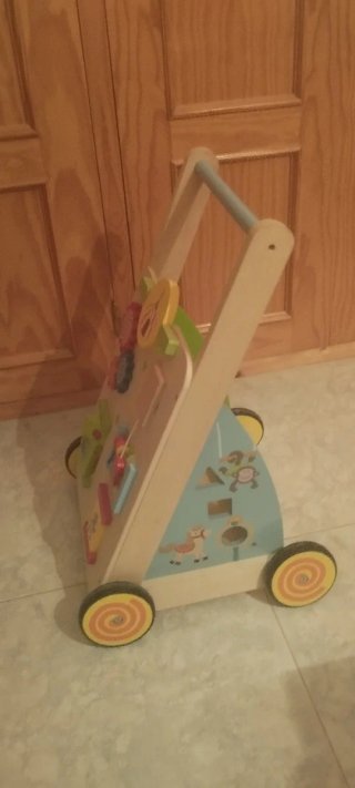 Andador de madera para bebés con juegos