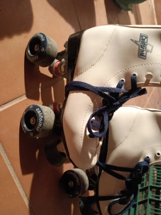 Patines blancos con cordones azules
