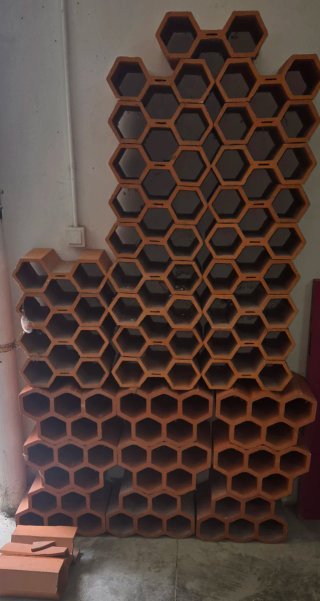 Botelleros de arcilla hexagonales