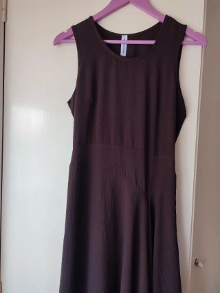 Vestido marrón sin mangas