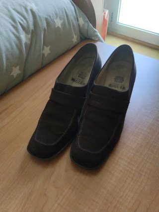 Zapatos marrones de tacón ancho.