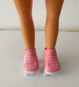 Nancy con patines y vestido rosa