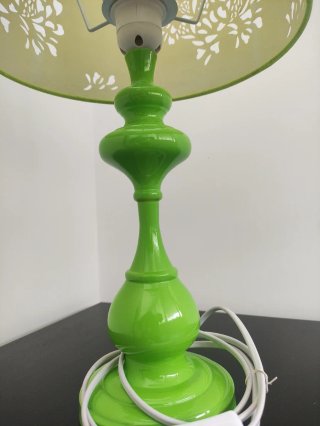 Lámpara de mesa de madera verde y pantalla calada