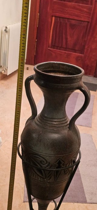 Jarrón antiguo de cerámica y metal