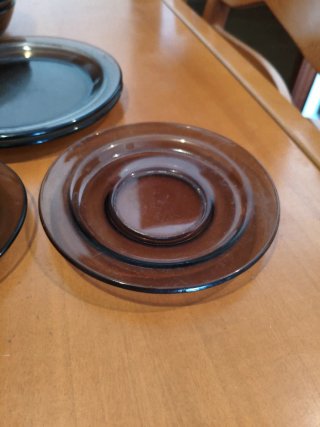 Vajilla de vidrio marrón: platos y tazas