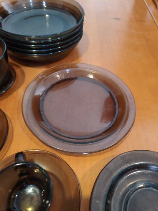 Vajilla de vidrio marrón: platos y tazas