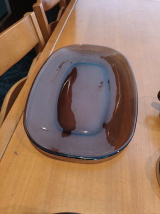 Vajilla de vidrio marrón: platos y tazas