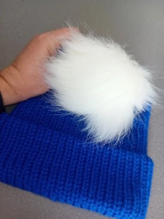 Gorro de lana tejido a mano con pompón