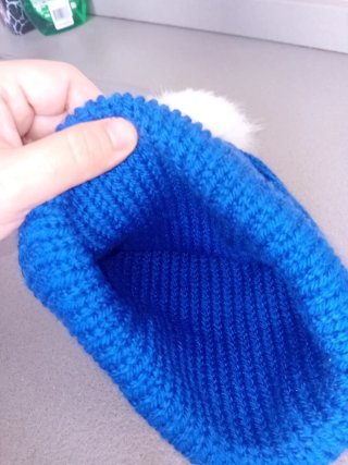 Gorro de lana tejido a mano con pompón
