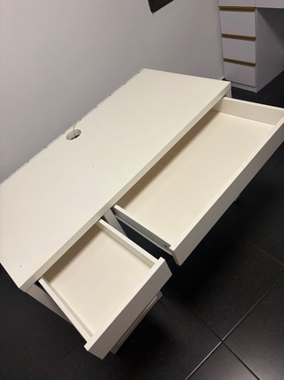 Escritorio blanco con cajones