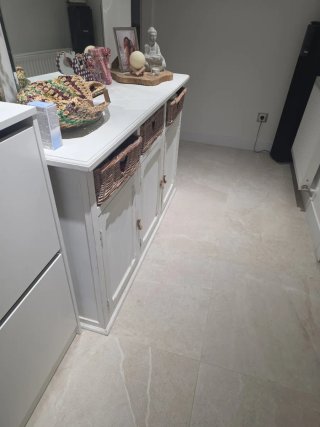Aparador de madera y mimbre