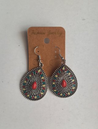 Pendientes largos étnicos con piedra roja