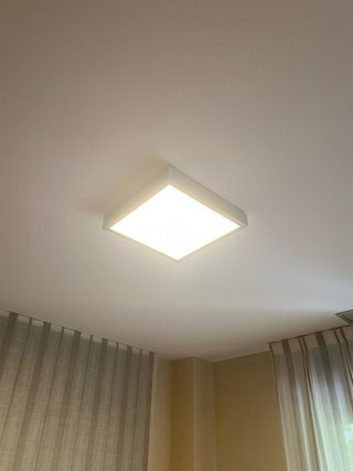 Lámpara de diseño gris y blanca