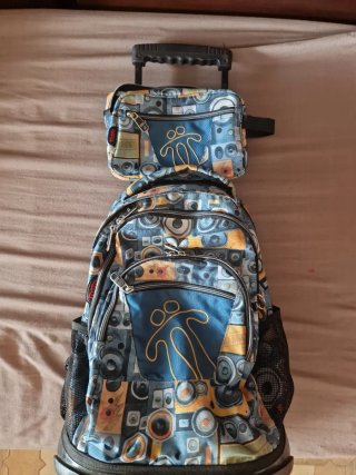 Mochila Totto con ruedas y neceser