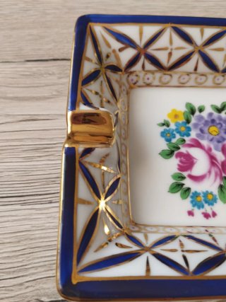 Cenicero de Porcelana tamaño 15×12 cm.
