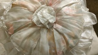 Cuscino rotondo in voile rosa e bianco