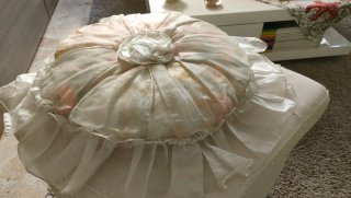 Cuscino rotondo in voile rosa e bianco