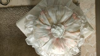 Cuscino rotondo in voile rosa e bianco