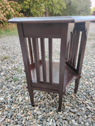 Tavolino esagonale in legno marrone