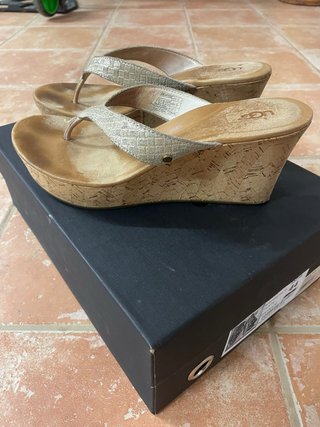 Sandalias UGG cuña beige/dorado