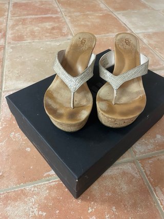 Sandalias UGG cuña beige/dorado