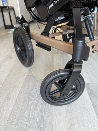 Silla de ruedas basculante “Rea clematis Pro”