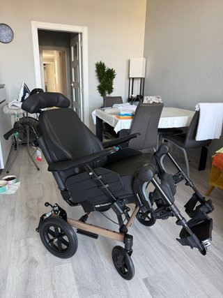 Silla de ruedas basculante “Rea clematis Pro”