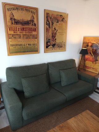 Sofá con tapicería nueva.