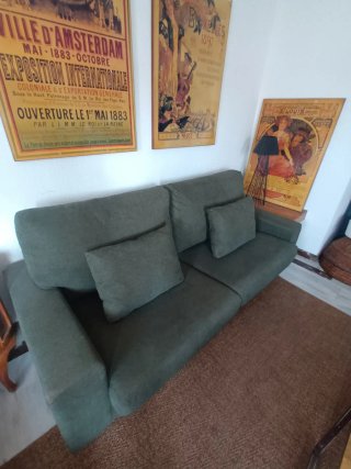 Sofá con tapicería nueva.