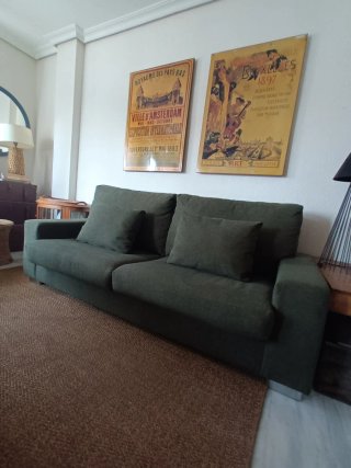 Sofá con tapicería nueva.