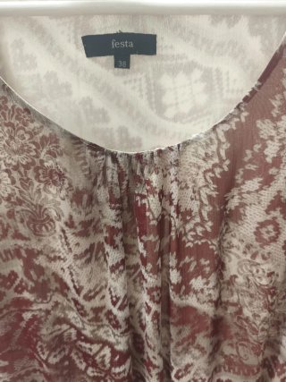 Blusa Festa Estampada Beige y Roja Talla M
