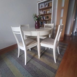 Mesa y 4 sillas comedor blancas