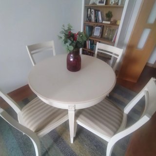 Mesa y 4 sillas comedor blancas