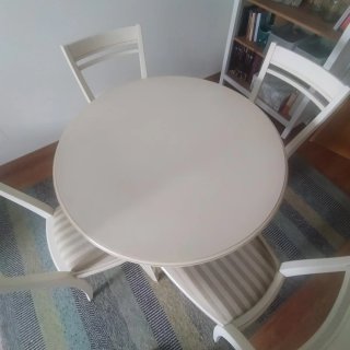Mesa y 4 sillas comedor blancas