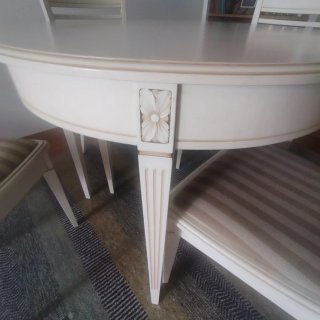 Mesa y 4 sillas comedor blancas
