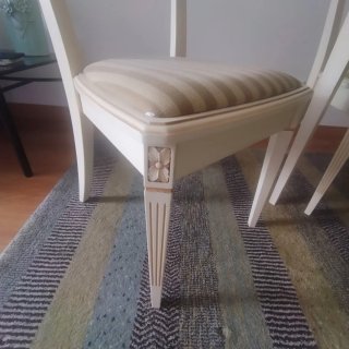 Mesa y 4 sillas comedor blancas