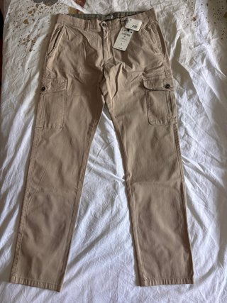 Pantalón cargo slim fit beige