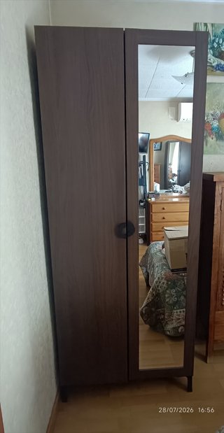 Armario de madera con espejo