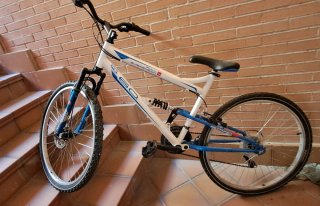 Bicicleta Montaña Full Suspension Y otra de 26"