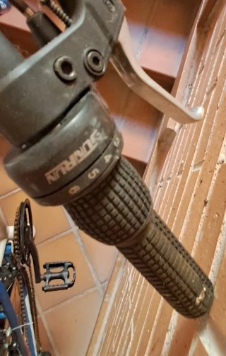 Bicicleta Montaña Full Suspension Y otra de 26"