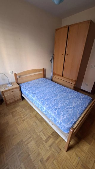 Dormitorio completo: cama, mesita y armario