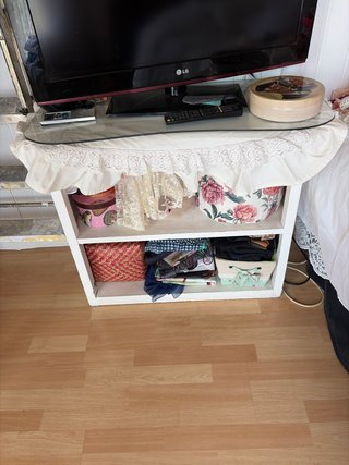 Mueble blanco con superficie de cristal
