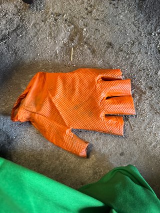 Guante naranja de trabajo usado