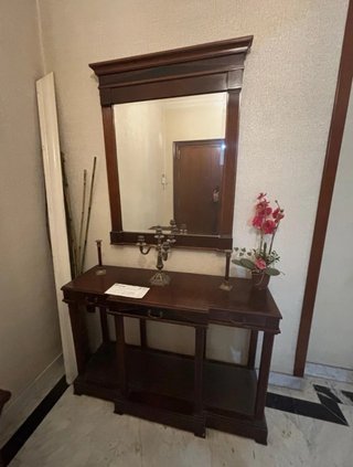 Aparador de nogal con espejo