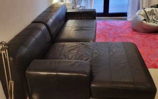 Sofá tres plazas con chaiselong de cuero