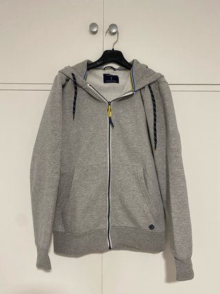 Sudadera gris con capucha