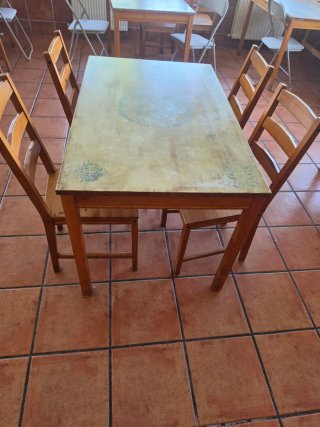 Juego de 7 mesas y 11 Sillas de Madera