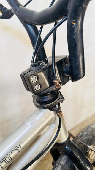 Bicicleta BMX Monty gris