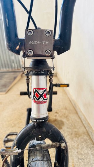 Bicicleta BMX Monty gris