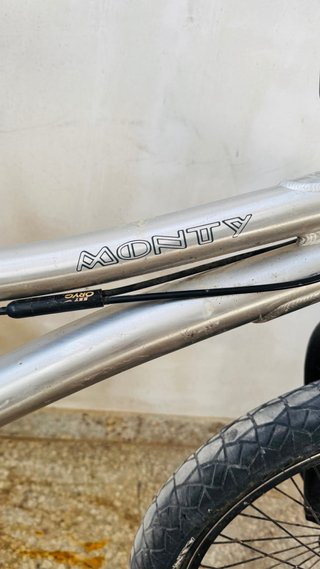 Bicicleta BMX Monty gris